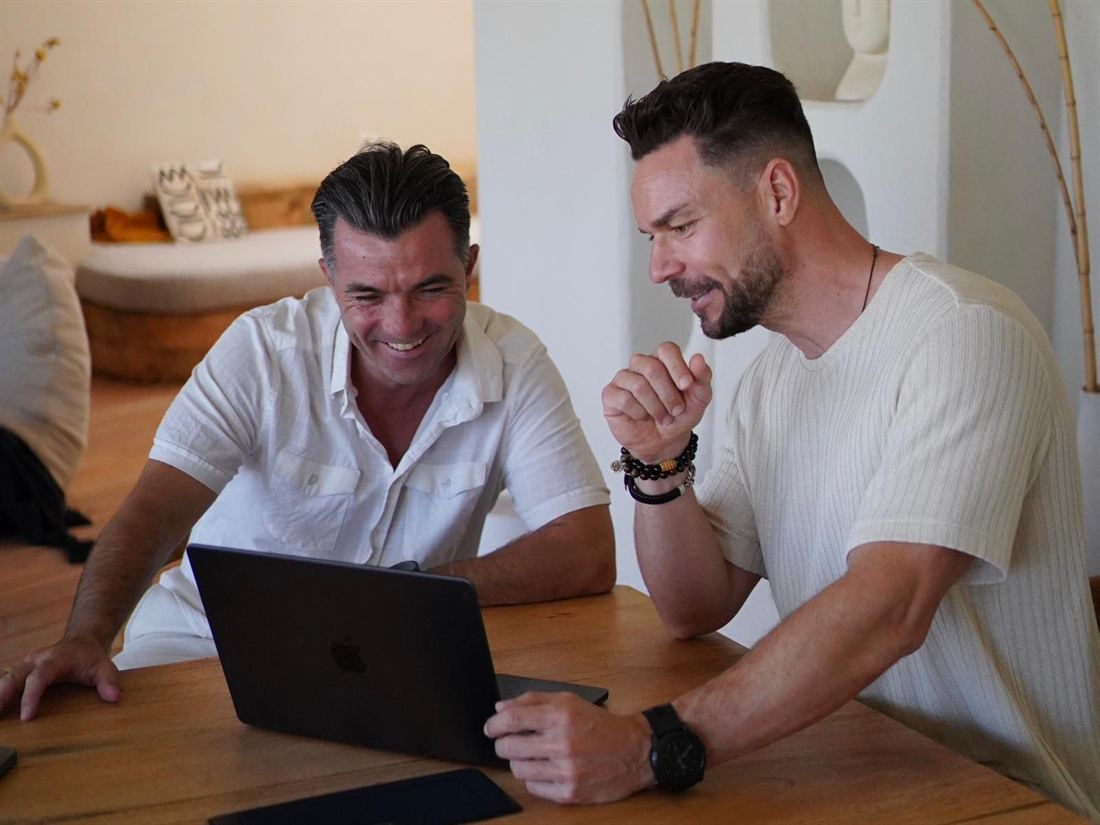 Markus Schertler im Gespräch mit einem Unternehmer, beide zugewandt und präsent